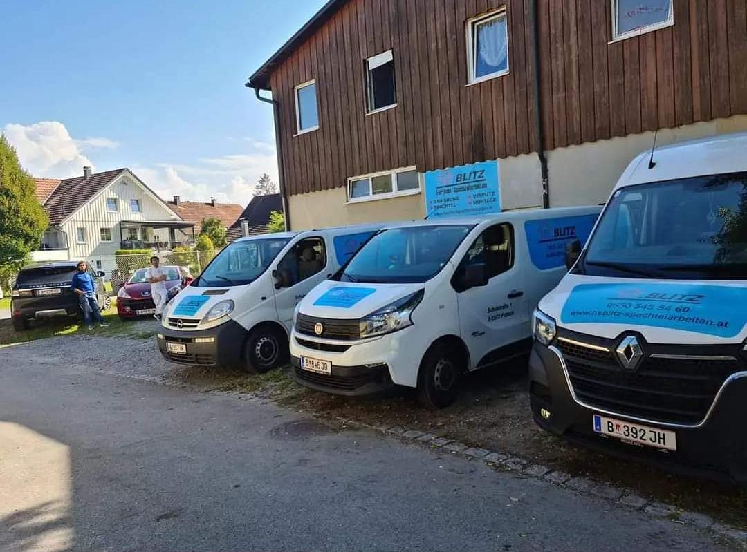 Firmenwagen und Firmengebäude von HS Blitz aus Vorarlberg 